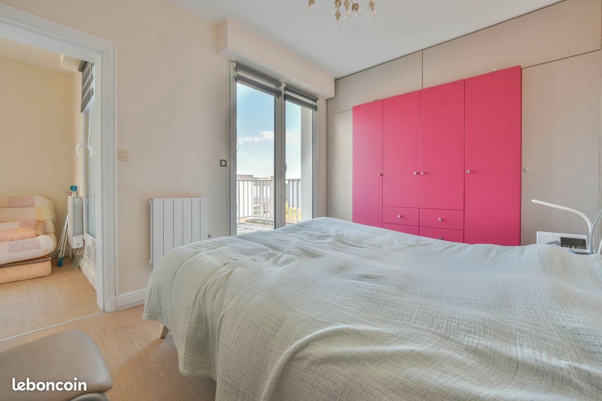 Chambre principale avec balcon privatif